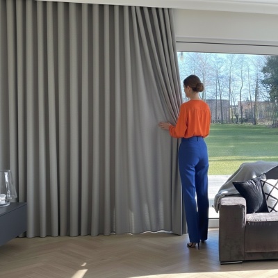 Moderner einfarbiger matter Vorhang, Grau Beige