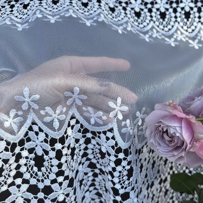 Eleganter Gardine mit reicher Guipure-Verzierung