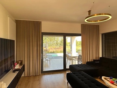 Modernes Wohnzimmer mit honigbeigen Samtvorh&auml;ngen nach Ma&szlig;
